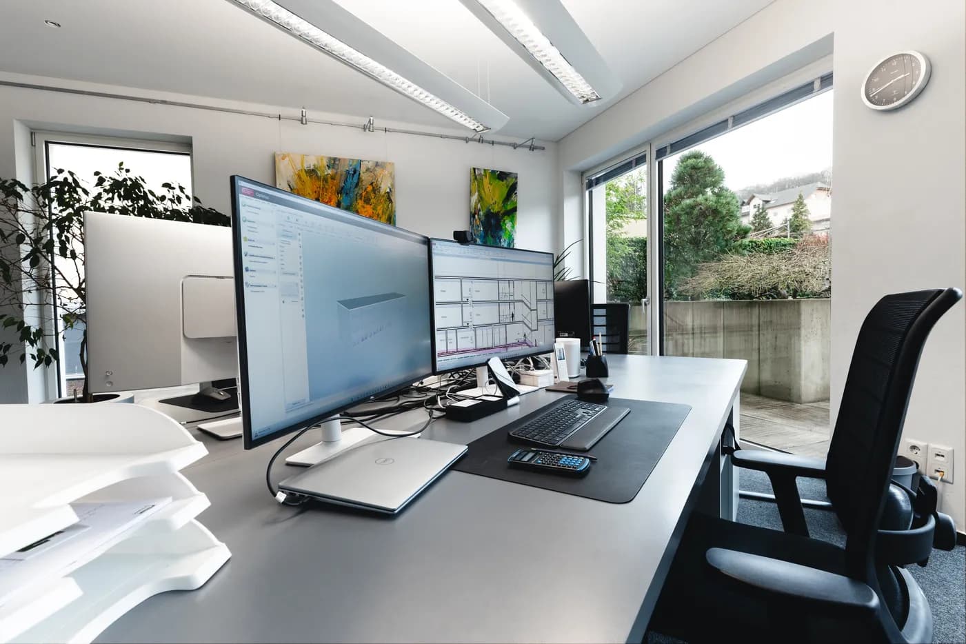 Arbeitsplatz mit CAD-Software und Bauplan