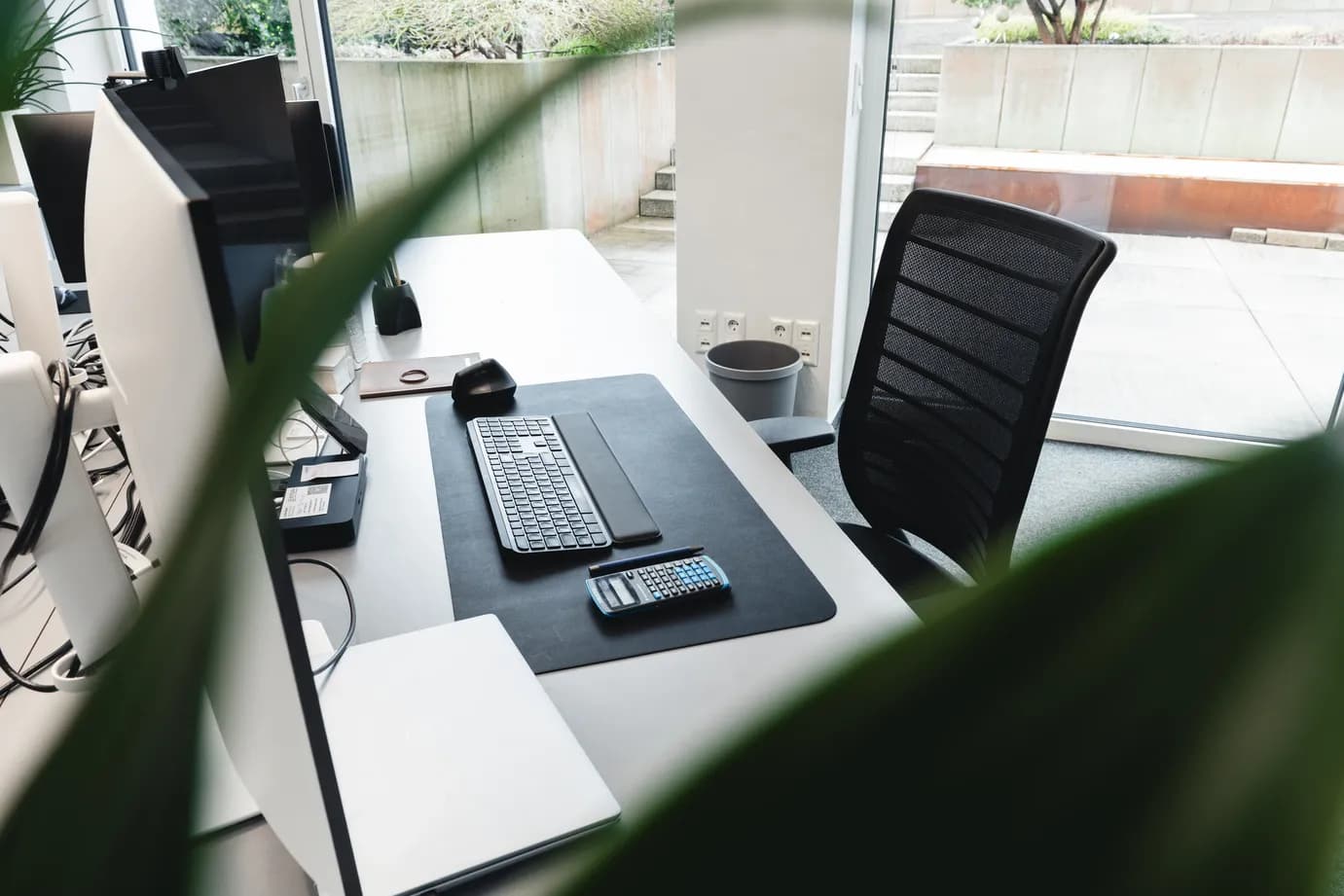 Arbeitsplatz im modernen Ingenieurbüro Entegra