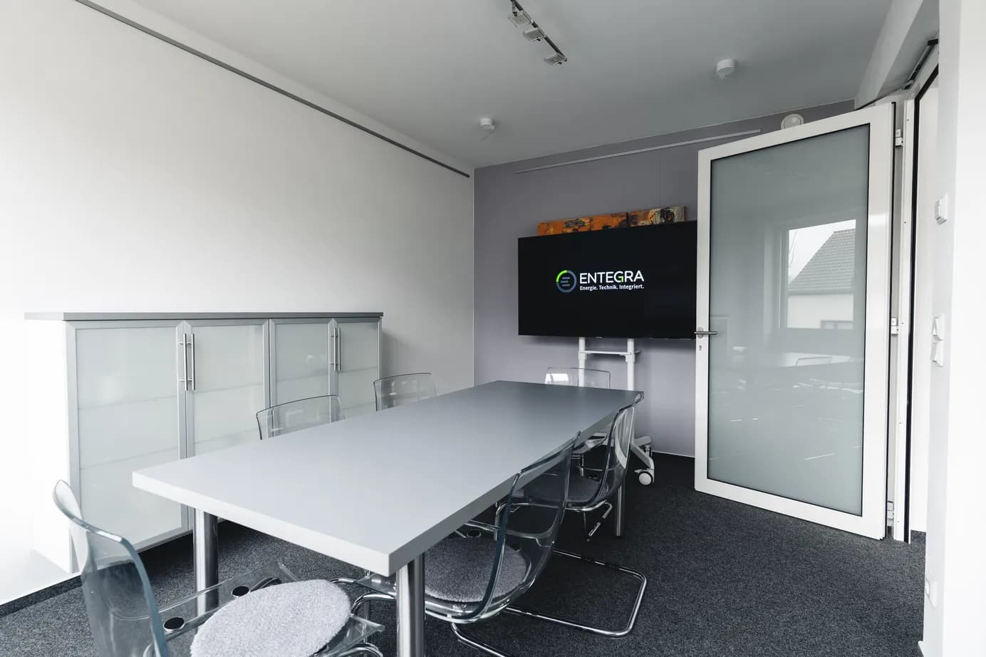 Besprechungsraum mit Entegra-Logo am Standort Eppelborn