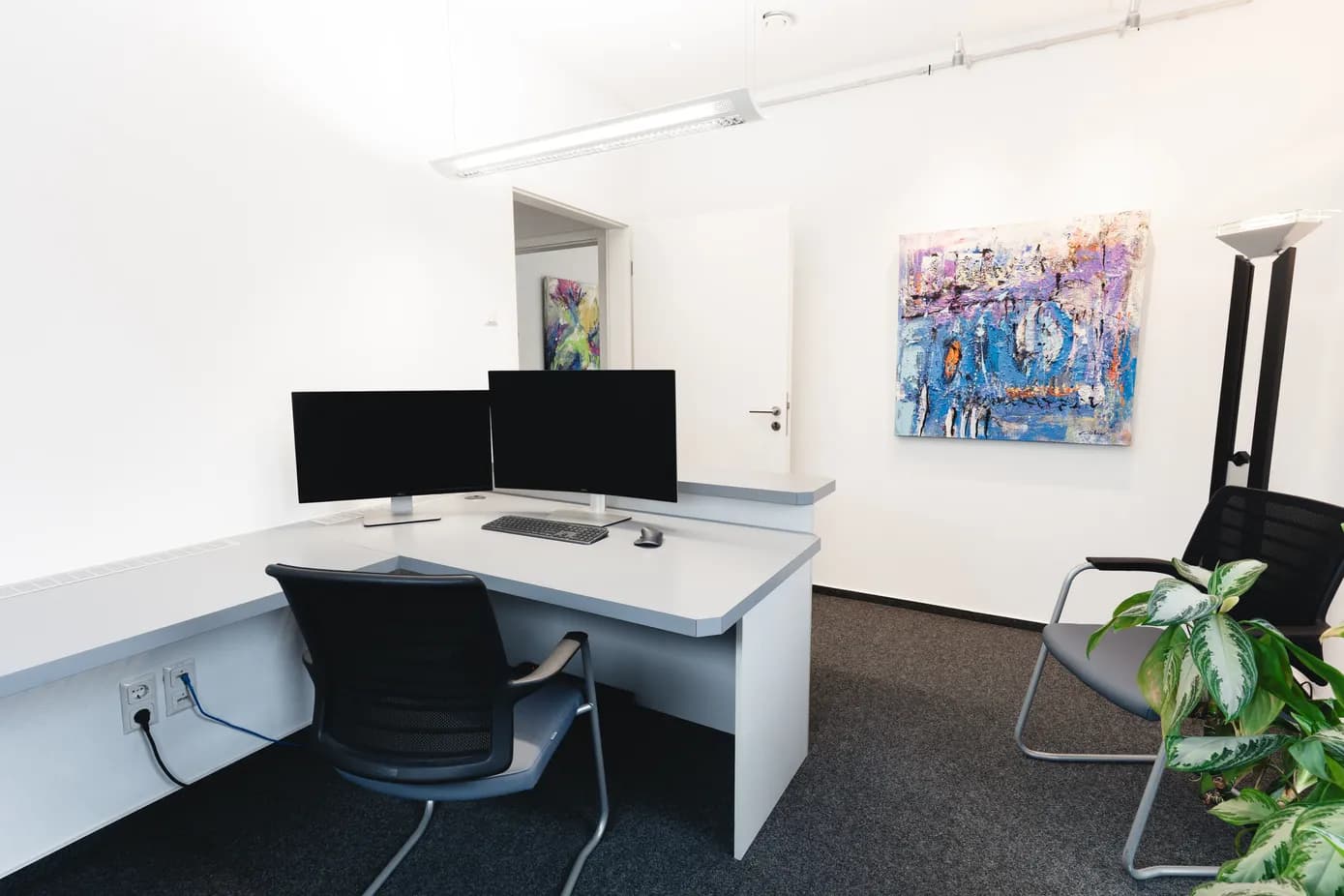 Einzelbüro mit Dual-Monitor-Arbeitsplatz bei Entegra