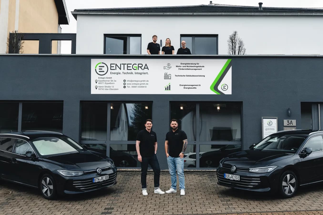 Entegra Firmengebäude mit Team und Firmenwagen in Eppelborn