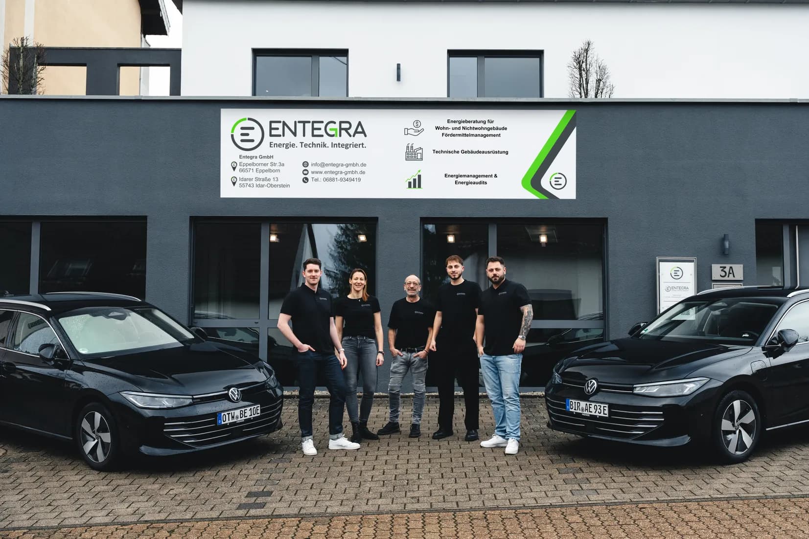 Entegra Firmengebäude mit Team im Saarland