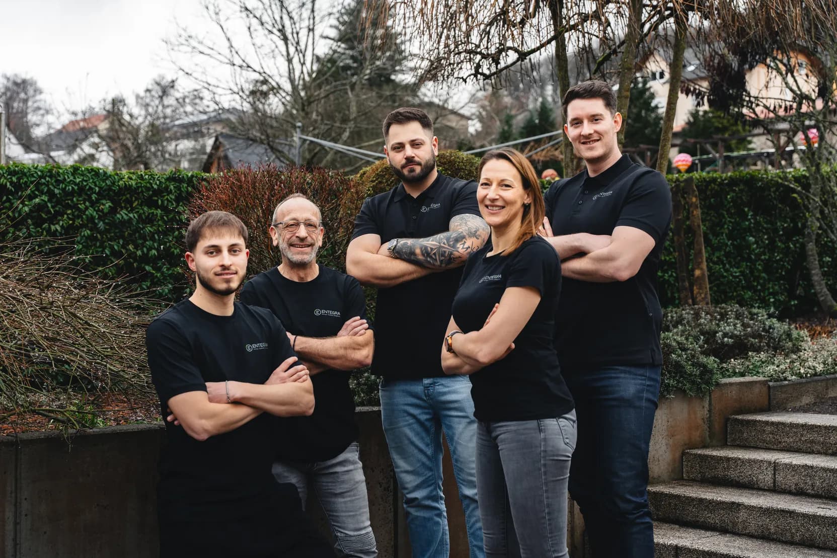 Entegra Team im Außenbereich des Ingenieurbüros