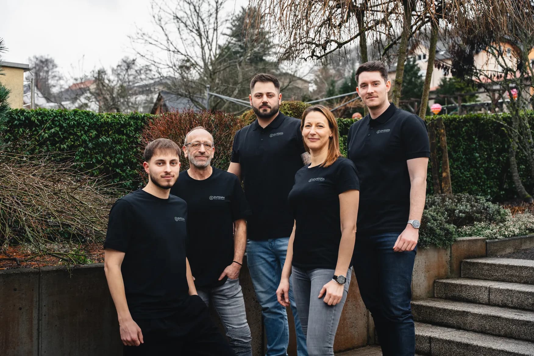 Das Entegra-Team vor dem Firmengebäude in Eppelborn, Saarland