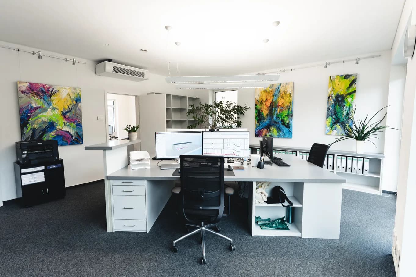 Großraumbüro mit Gebäudeplanung am Bildschirm