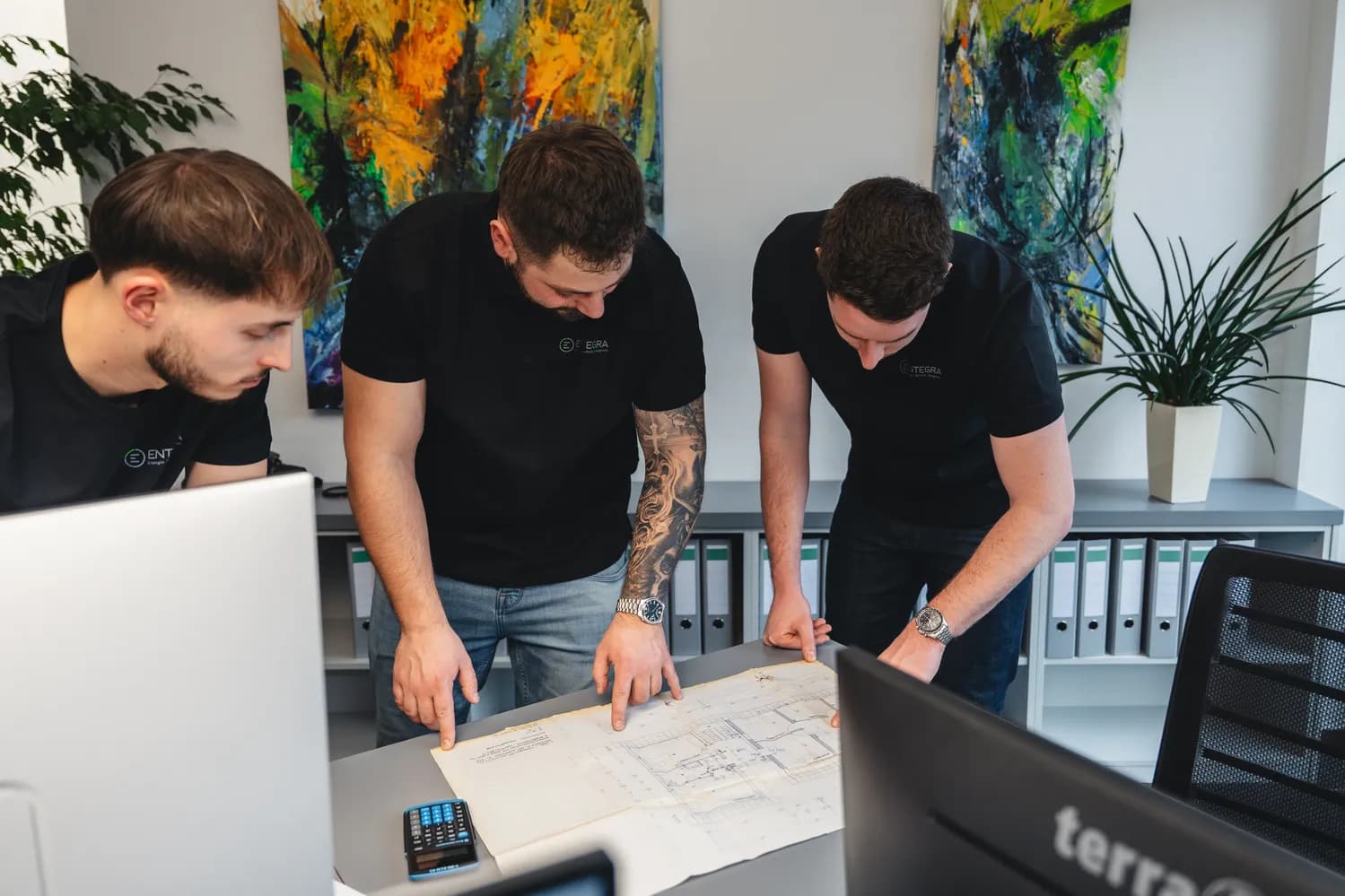 Ingenieure bei der Bauplan-Besprechung