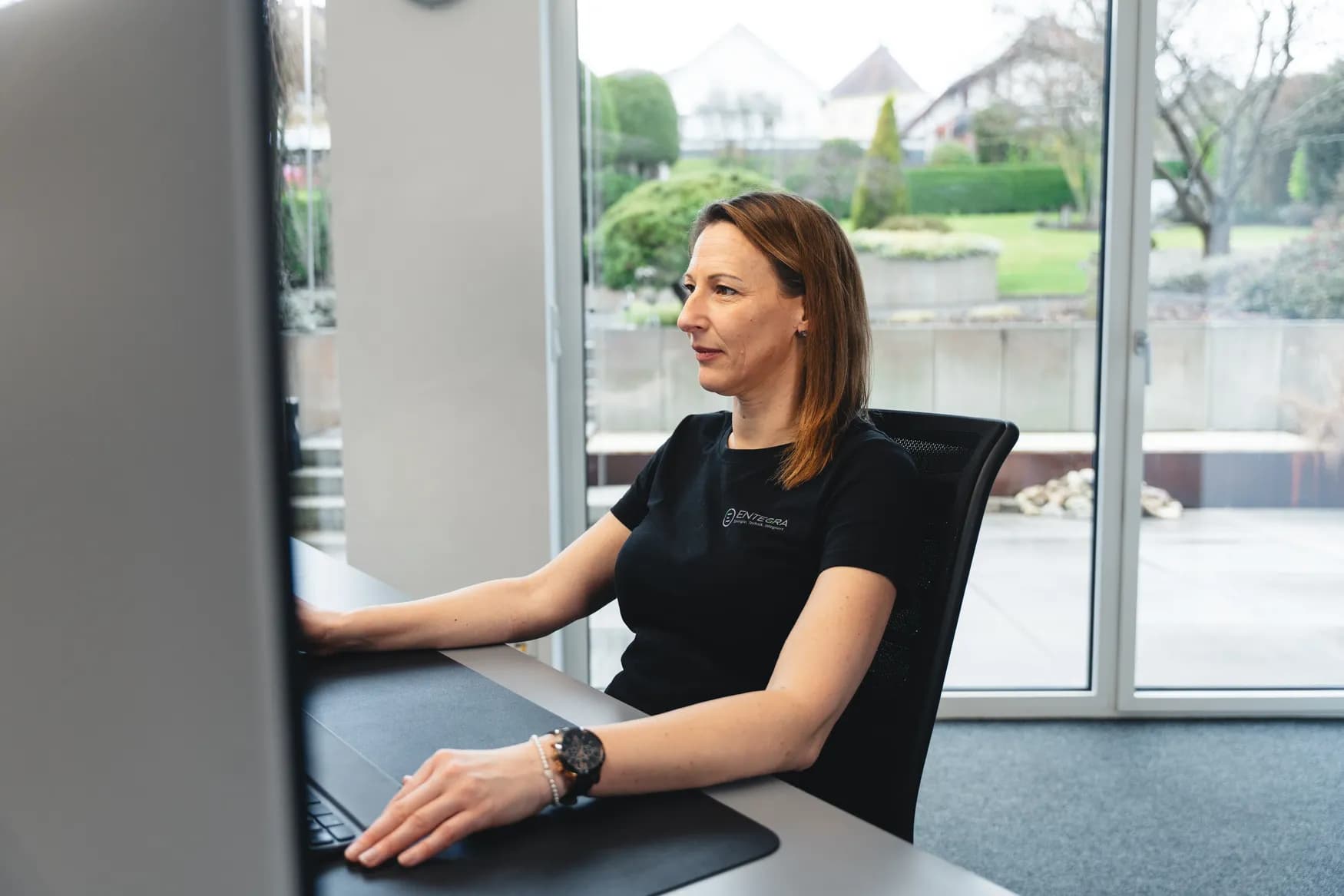 Julia Hoffmann am Arbeitsplatz im Entegra Büro