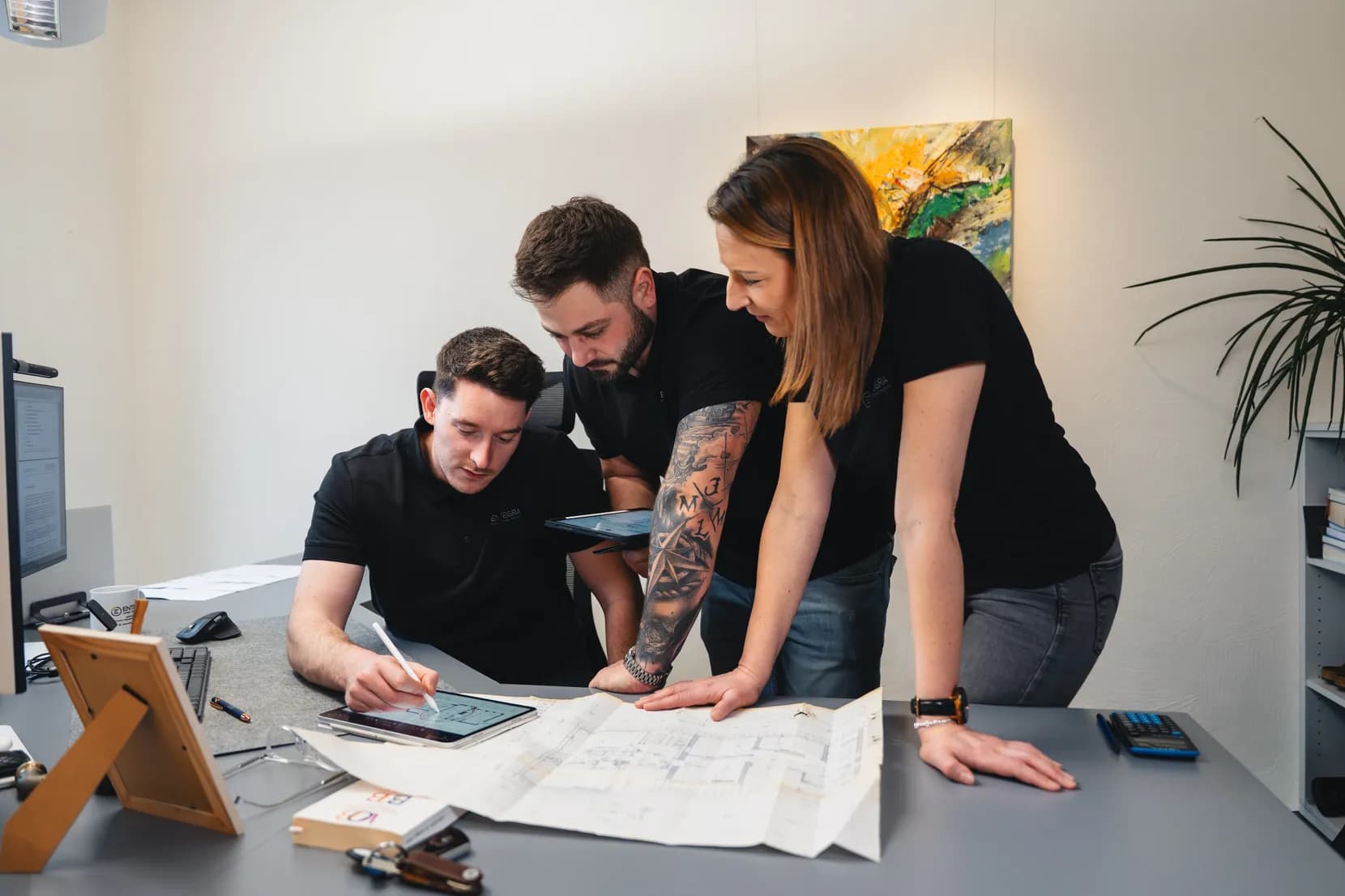 Gemeinsame Planung mit Skizze und Bauplan