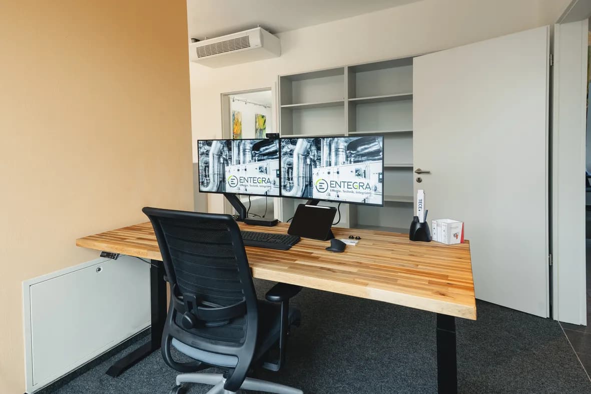 TGA-Arbeitsplatz mit Anlagentechnik-Darstellung